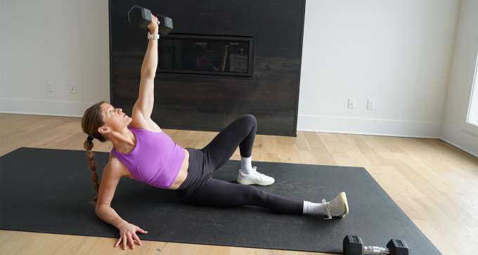 Lindsey Bomgren doing Abs workout