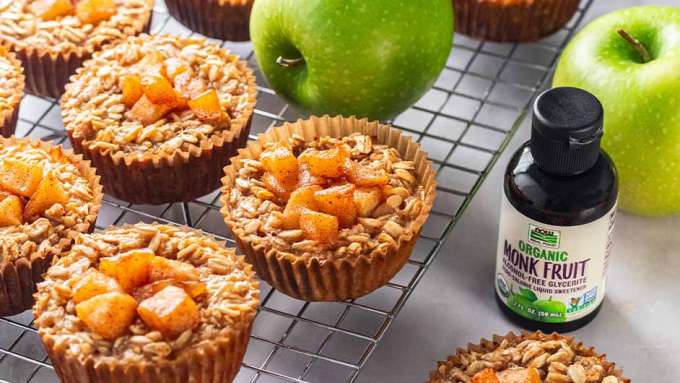 tray containing six Reduced Sugar Apple Oat Cups next to green apples