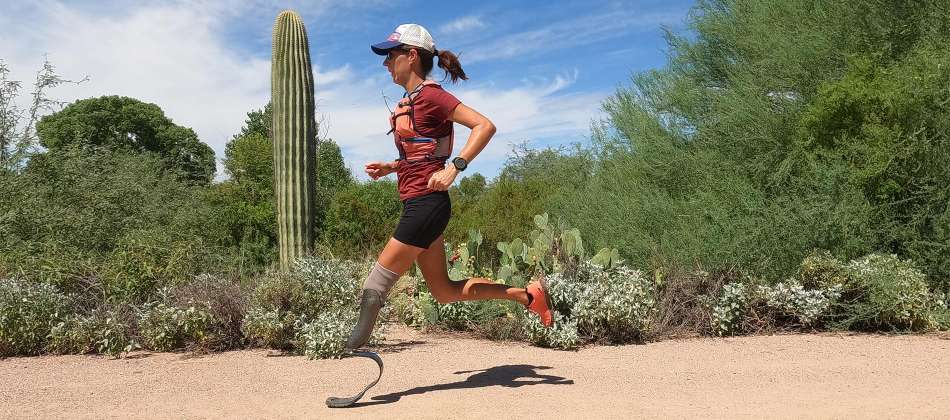 Jacky Hunt Broersma running in the desert